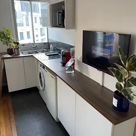 Apartment Buttes Chaumont Paris
